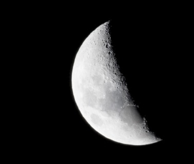 Image of the Waning Moon for essential oils and the lunar phases - the waning moon phase